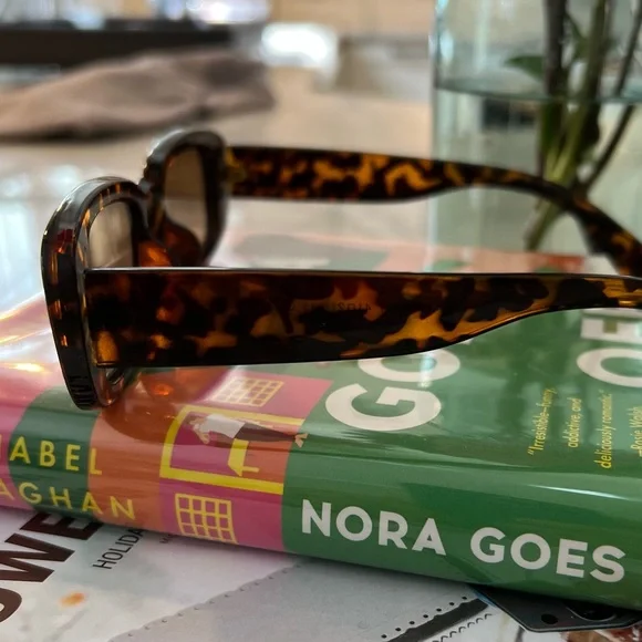 Square women’s turtle sunglasses never worn - Picture 2 of 6